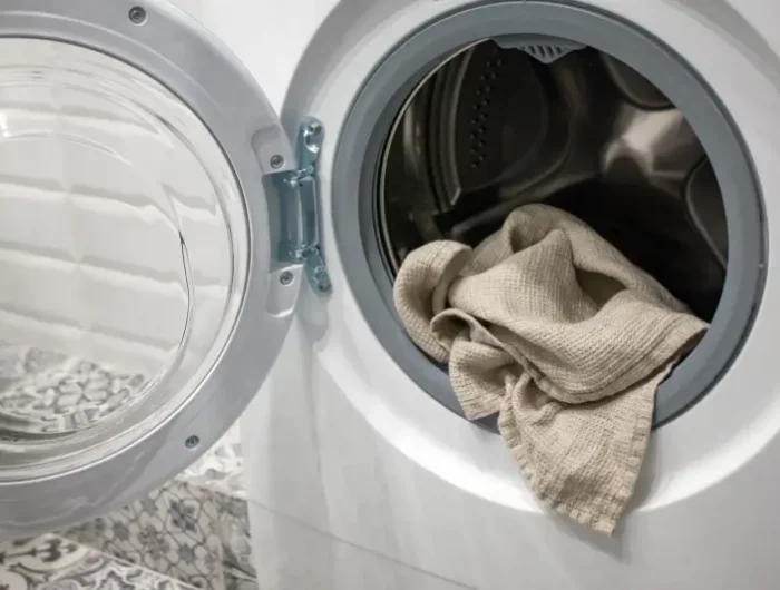 flusensieb waschmaschine reinigen essig warum leckt die waschmaschine waschmaschine trommel geoeffnet tuch rein