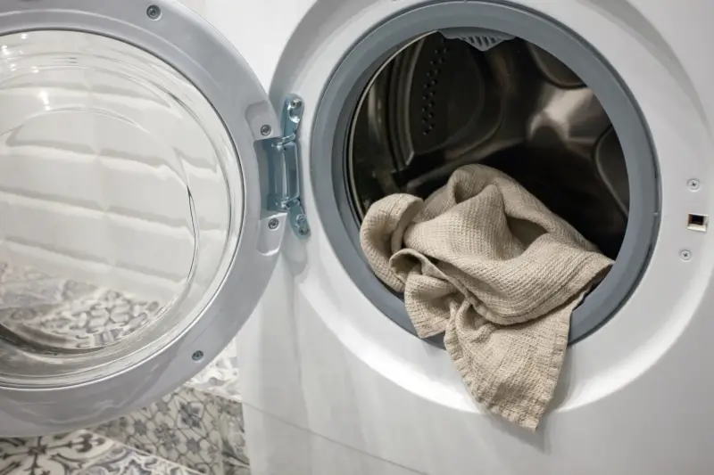 flusensieb waschmaschine reinigen essig warum leckt die waschmaschine waschmaschine trommel geoeffnet tuch rein