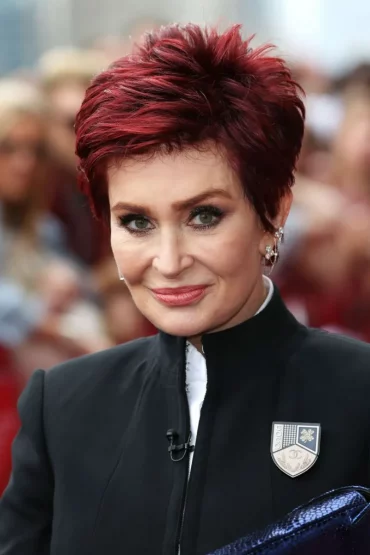 fransige frisuren ab 50 sharon osbourne karminroter pixie