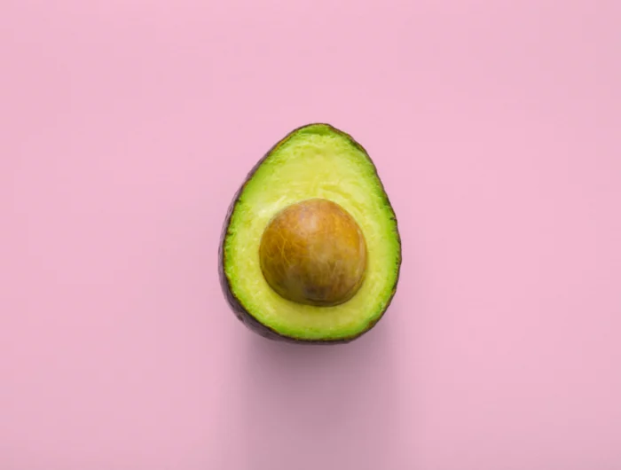 gesunde haut hausmittel avocado avocadohaelfte mit kern