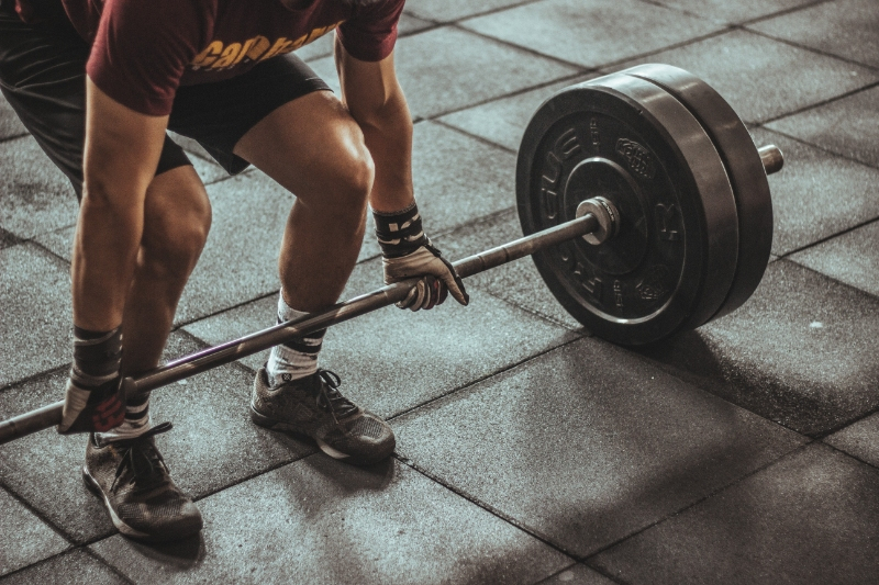 gewichte heben krafttraining fuer maenner