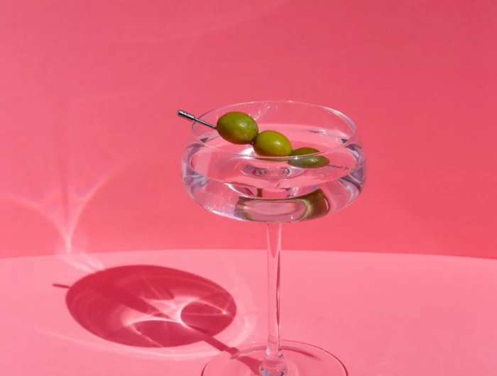 glas mit alkohol martini mit oliven rota hintergrund