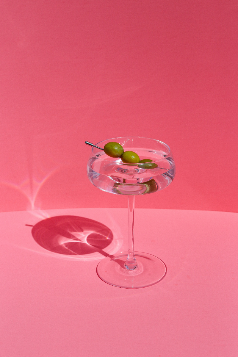 glas mit alkohol martini mit oliven rota hintergrund