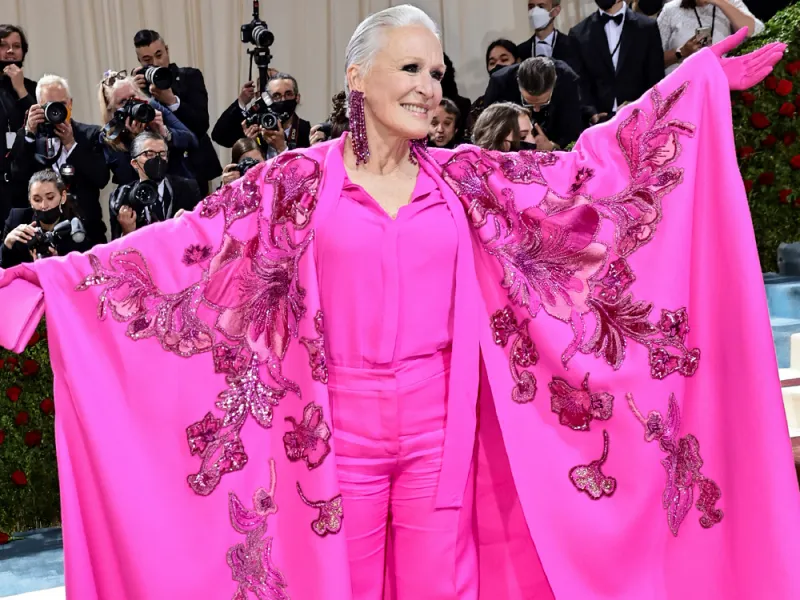 glenn close met gala 2022 flotte frisuren fuer frauen ab 50 pinkes kleid