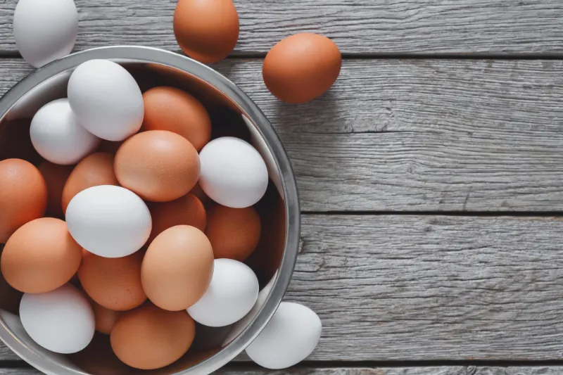 grosse schale mit eiern warum sind manche eier braun und andere weiss