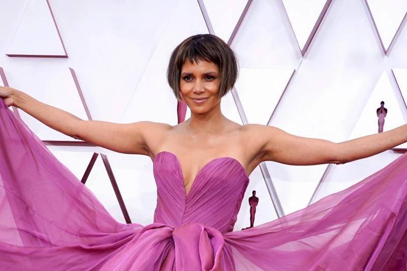 halle berry micro bangs und french bob