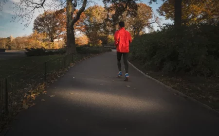 infos regelmaessig trainieren um gesund zu bleiben mann laeuft im park