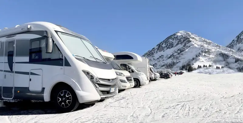 ist jedes wohnmobil winterfest wohnmobil ueberwintern kosten gruppe von wohnwagen im gebirge schnee