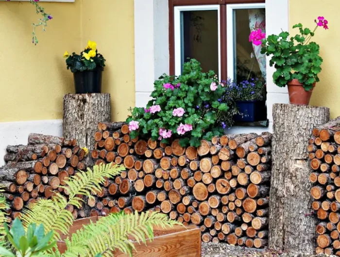 kaminholz sicher stapeln kann holz zu trocken sein brennholz an die wand ordnen dekorativ