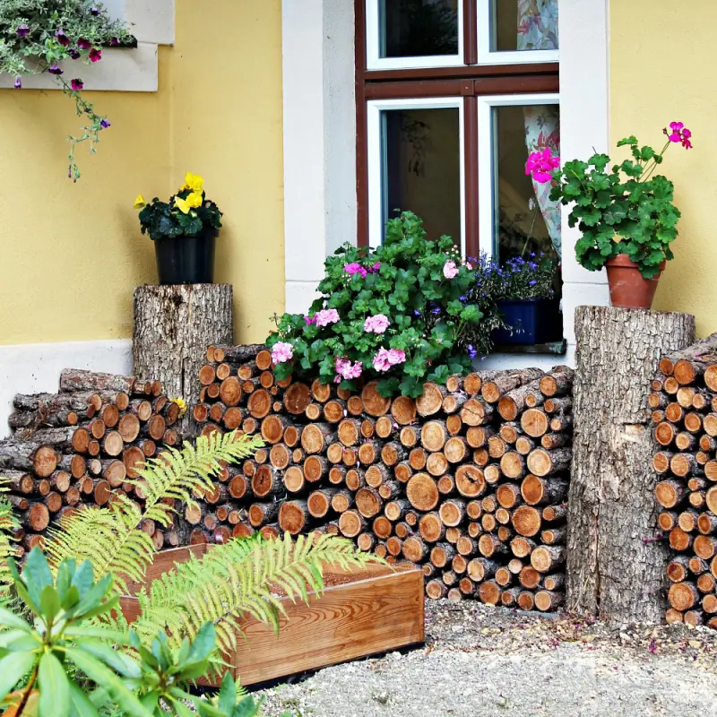 kaminholz sicher stapeln kann holz zu trocken sein brennholz an die wand ordnen dekorativ