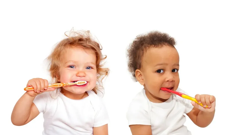 kinder putzen sich die zähne zahnbürtsten zahnpasta