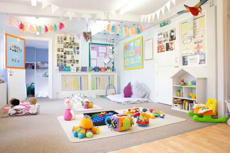 kindergarten innen spielzeuge deko papier gerlanden