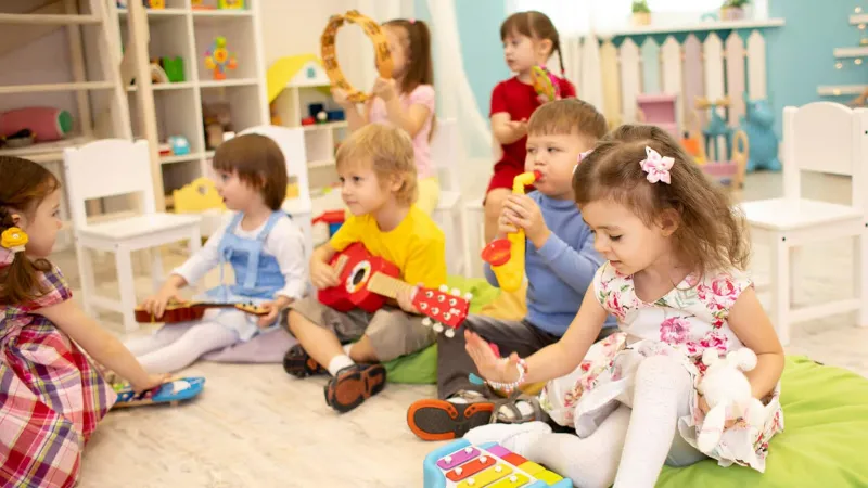 kita alltag kinder spielen musikinstrumente spaß kindergarten