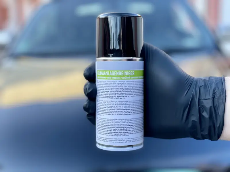 klimaanlage im auto reinigen aneitung.auto klimaanlage auto reinigen spray mann haelt spray dose fuer klimaanlage reingung