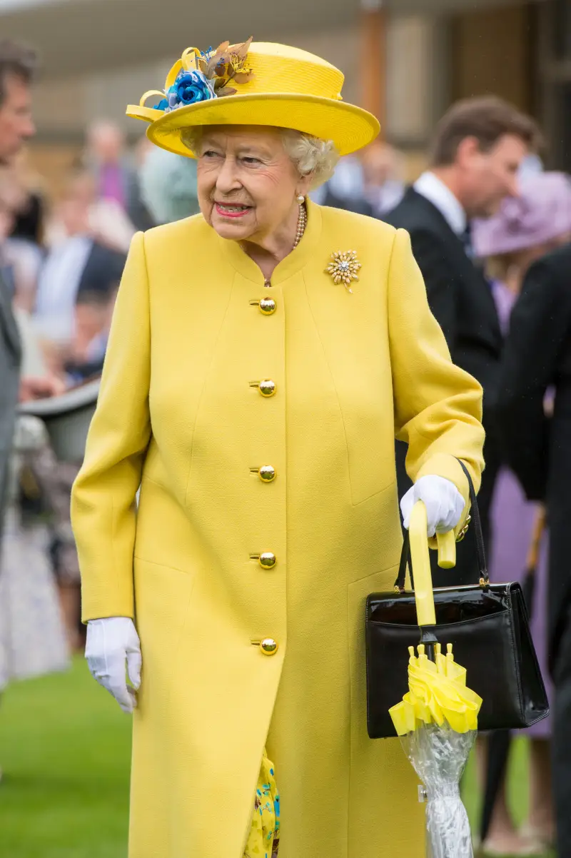 koenigin elizabeth ii gestorben warum traegt die queen immer eine perlenkette queen elizabeth traegt gelben mantel und hut haelt regenschirm mit gelbem rand