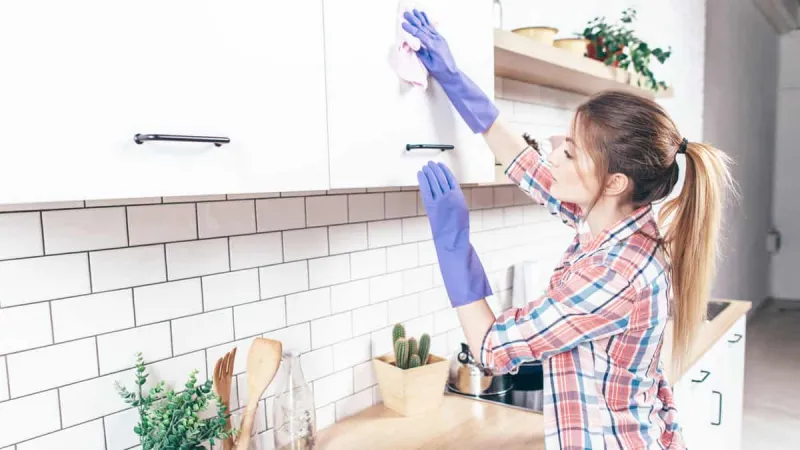 küchenschränke sauber bekommen mit spülmittelseife und wasser