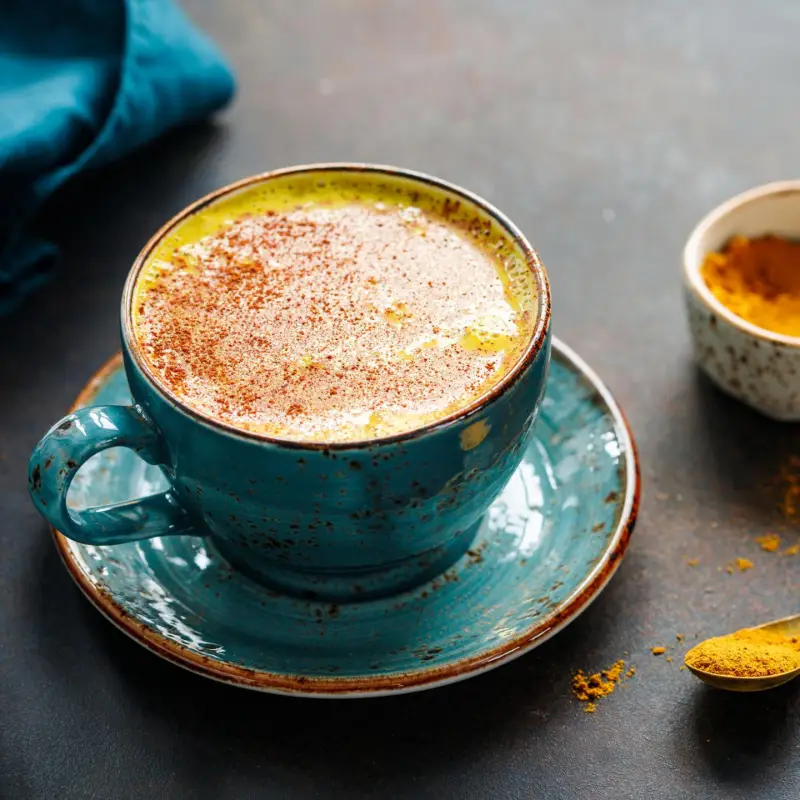 kurkuma latte rezept laktosefrei blaue tasse mit kurkuma latte