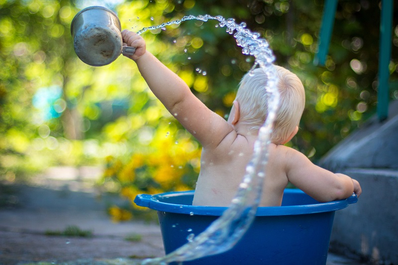 lustige tipps fuer neue eltern an kinder ein kleines kind spielt mit wasser