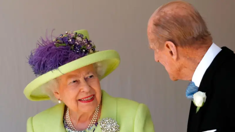 queen elisabeth und prinz philip warum hat die queen immer handschuhe an queen elizabeth mit ihrem ehemann sprechen
