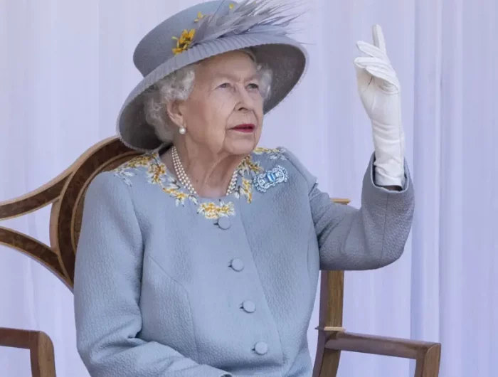 queen elizabeth veranstaltung windsor in grau blauer kostueme mit passendem hut traegt weisse handschuhe