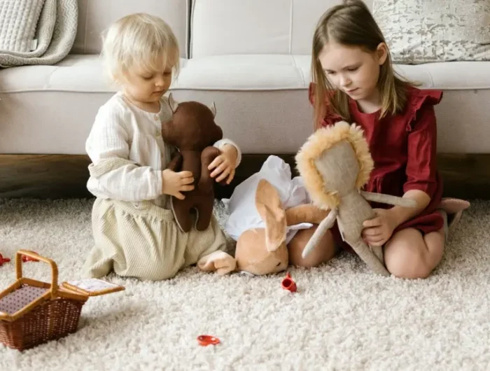 richitg wohnung heizen gegen schimmel wohnzimmer mit teppiche decken zwei kinder spielen auf weichem teppichboden
