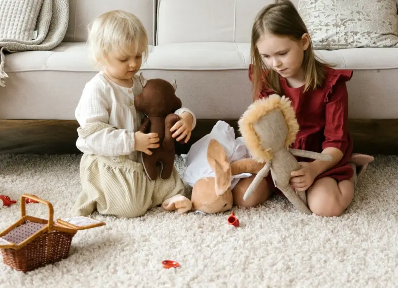 richitg wohnung heizen gegen schimmel wohnzimmer mit teppiche decken zwei kinder spielen auf weichem teppichboden