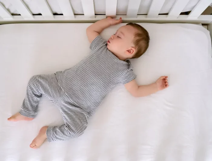 schlafendes baby body gestreift schwarz und weiß