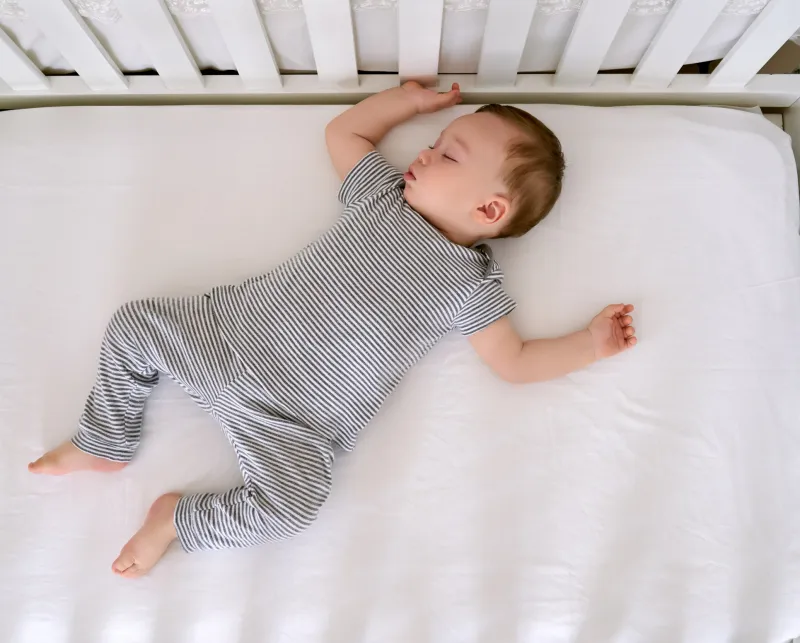schlafendes baby body gestreift schwarz und weiß