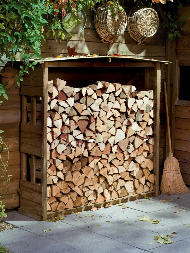 soll man brennholz abdecken nasses brennholz richtig lagern brennholz im hof unter schutzdach lagern