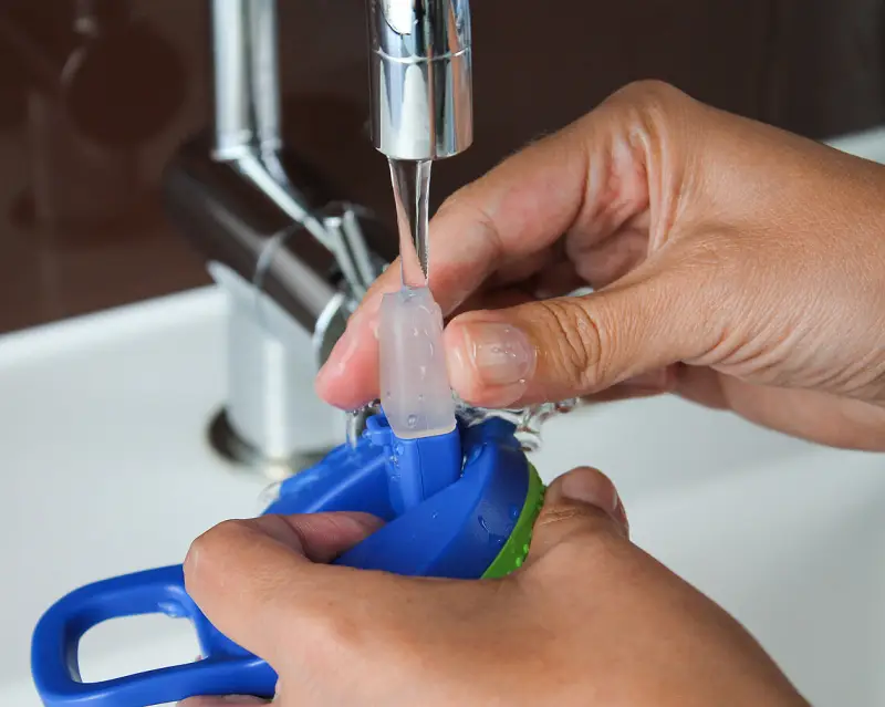 trinkflasche reinigen essig dichtung trinkflasche reinigen mundstueck und blaues deckel unter laufendes wasser spuelen
