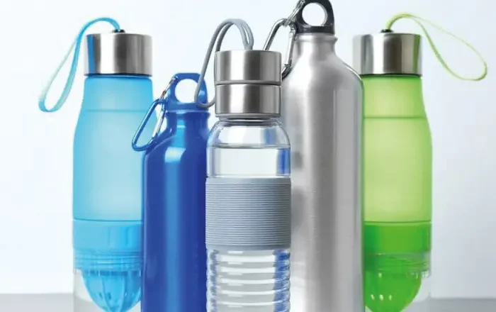 trinkflaschen mit essig reinigen trinkflasche reinigen fuenf trinkflaschen aus unterschiedliche stoffe und farben