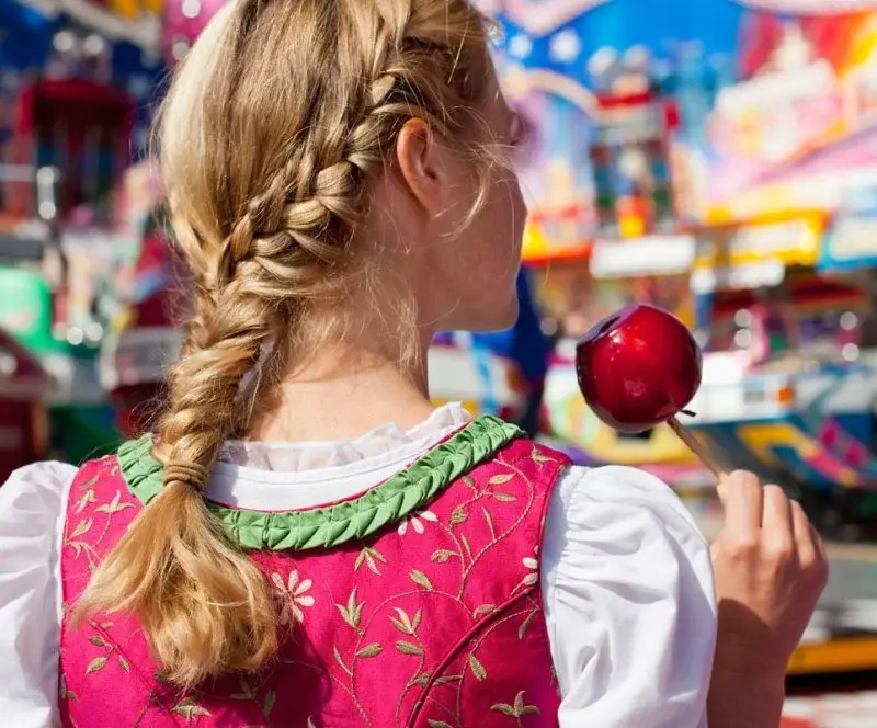 viele einfache frisuren fuer das oktoberfest 2022 finden sie hier