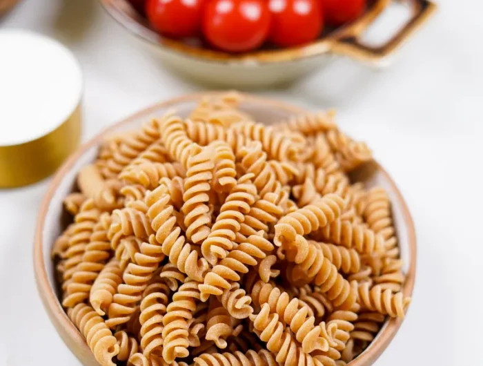 vollkornnudeln zum kochen von pasta mit cherry tomaten