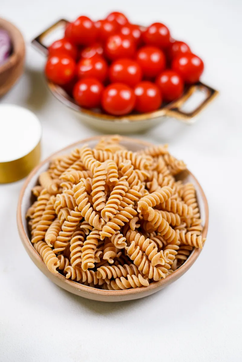 vollkornnudeln zum kochen von pasta mit cherry tomaten
