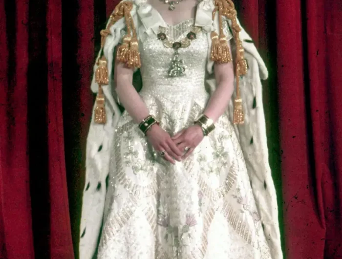 was geschieht mit den kleidern der queen koenigin elizabeth ii kleider die koenigin elizabeth ii in koronationskleid und krone