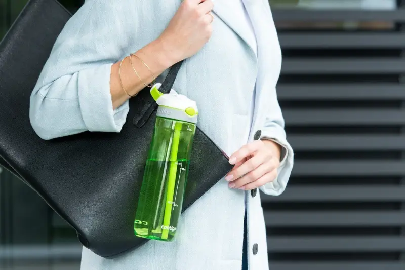 was tun wenn trinkflasche stinkt gruene trinkflasche an handtasche tragen
