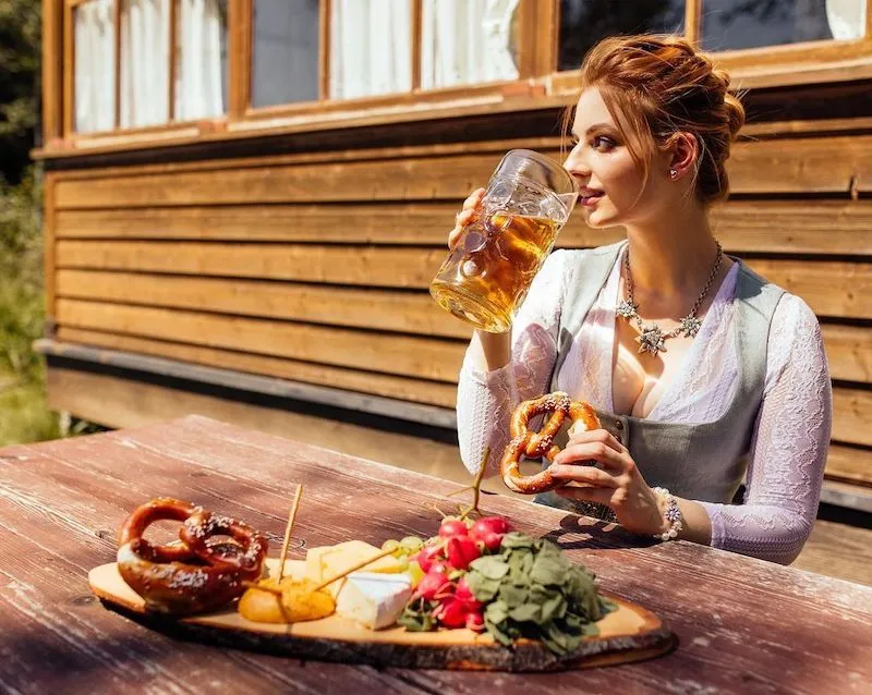 welche frisur traegt man zum dirndl erfahren sie hier