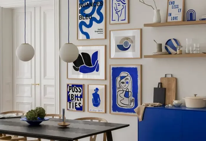 welche moeglichkeiten gibt es bilder aufhaengen unterschiedliche poster in weiss und blau im wohnzimmer