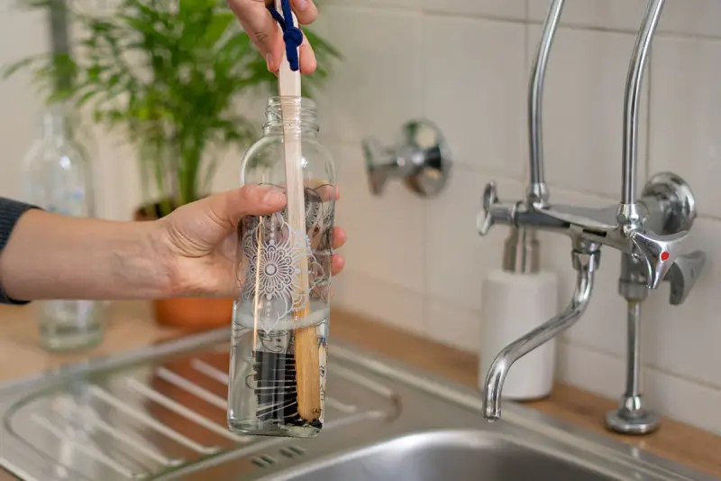 wie bekommt man glas trinkflasche sauber trinlflasche einfach reinigen glastrinkflasche mit buerste und wasser putzen