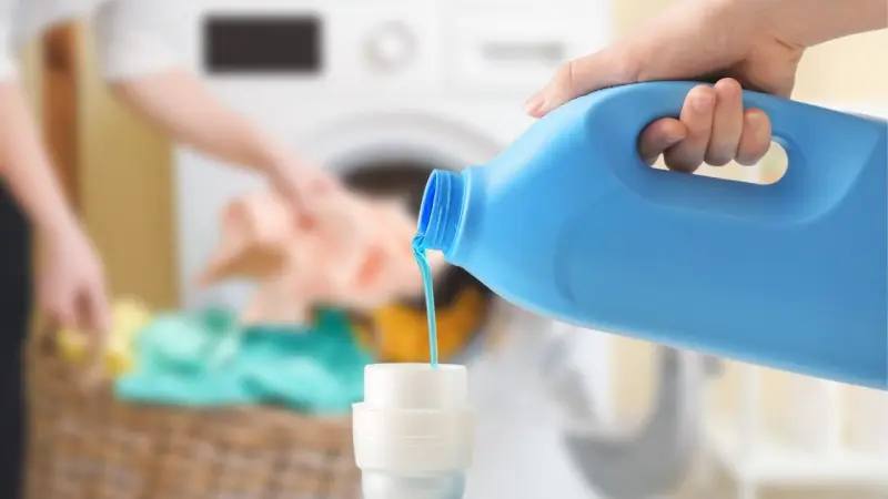wie dosiert man waschmittel richtig zu wenig waschmittel blaues waschmittel fluessig eingiessen