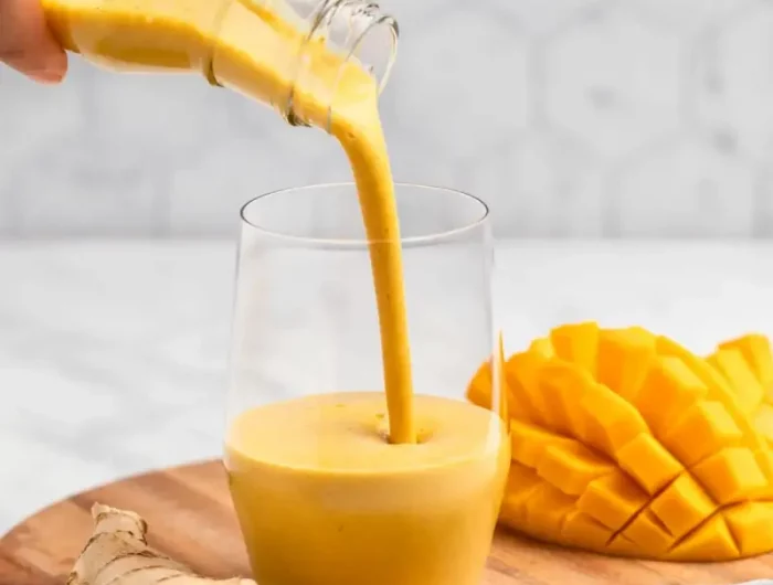wie gesund ist kurkuma latte rezept fuer kurkuma latte smoothie mit mango in glas giessen
