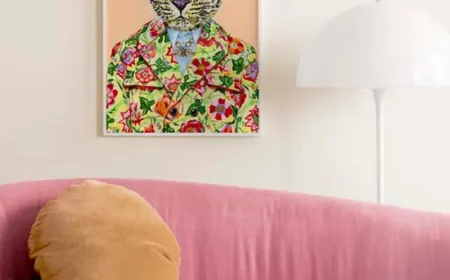 wie haengt man ein grosses bild auf die wand poster mit leopard in kostuem ueber rosa couch