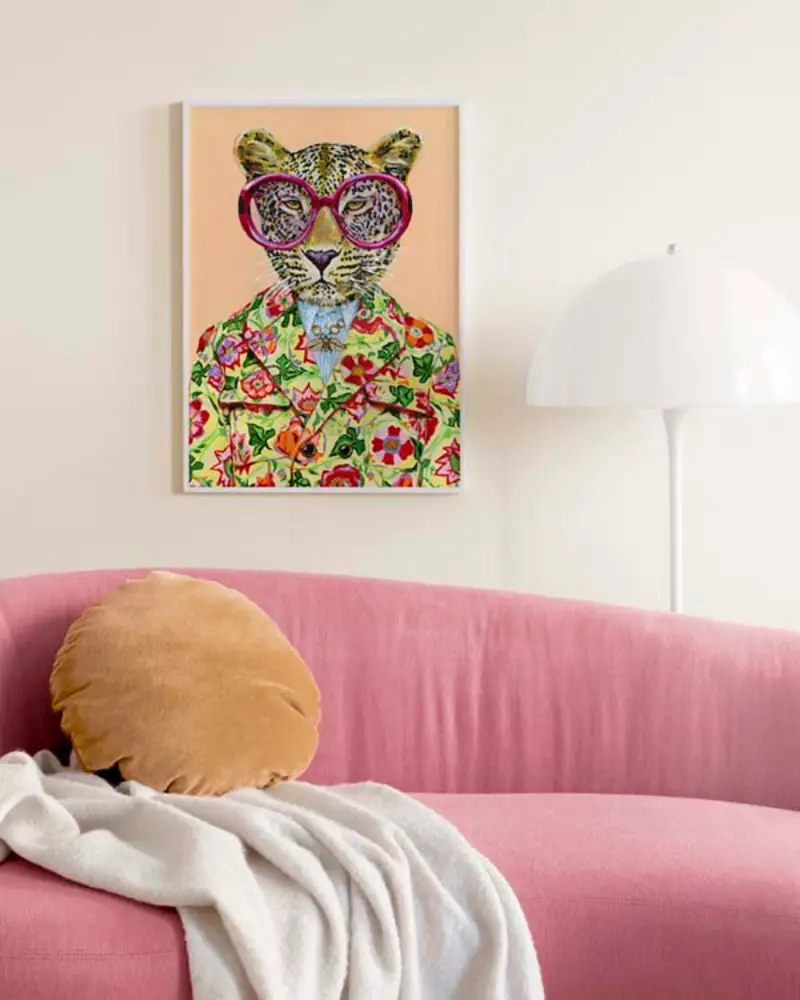 wie haengt man ein grosses bild auf die wand poster mit leopard in kostuem ueber rosa couch