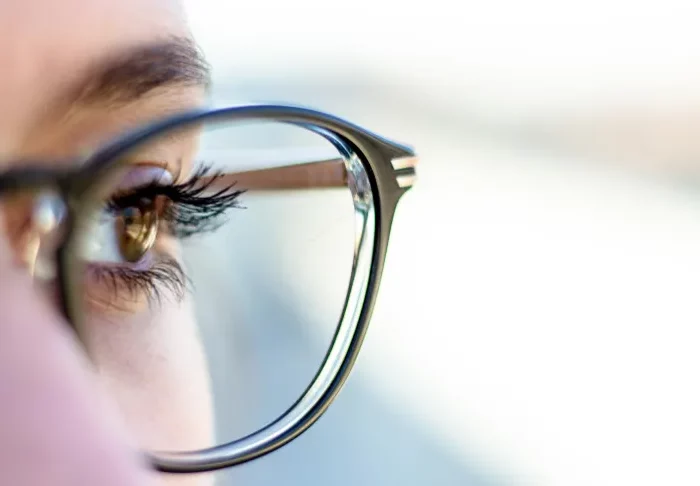 wie sollte man zerkratzte brille repariren und richtig behandeln