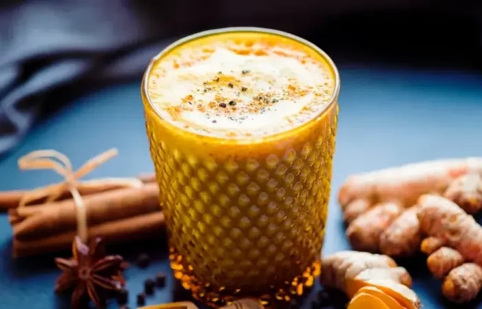 wie trinkt man kurkuma am besten goldene milch wirkung glas kurkuma latte rezept