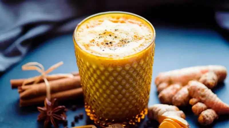 wie trinkt man kurkuma am besten goldene milch wirkung glas kurkuma latte rezept
