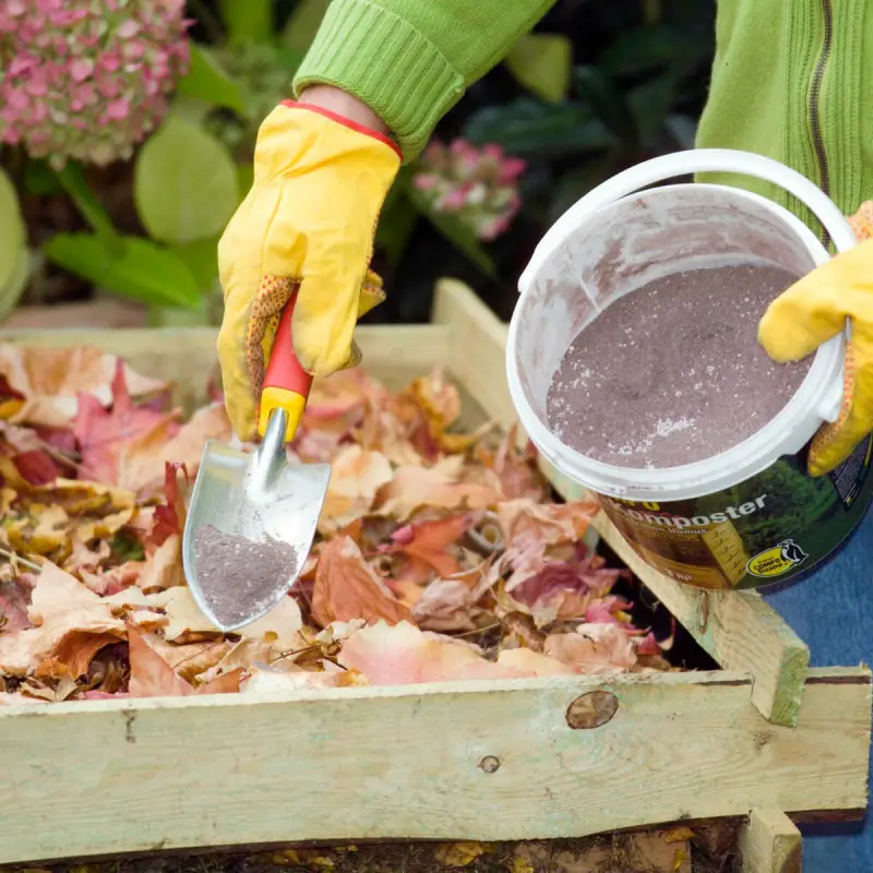 wie verrotet kompost am schnellsten kompostbeschleuniger verteilen auf laub