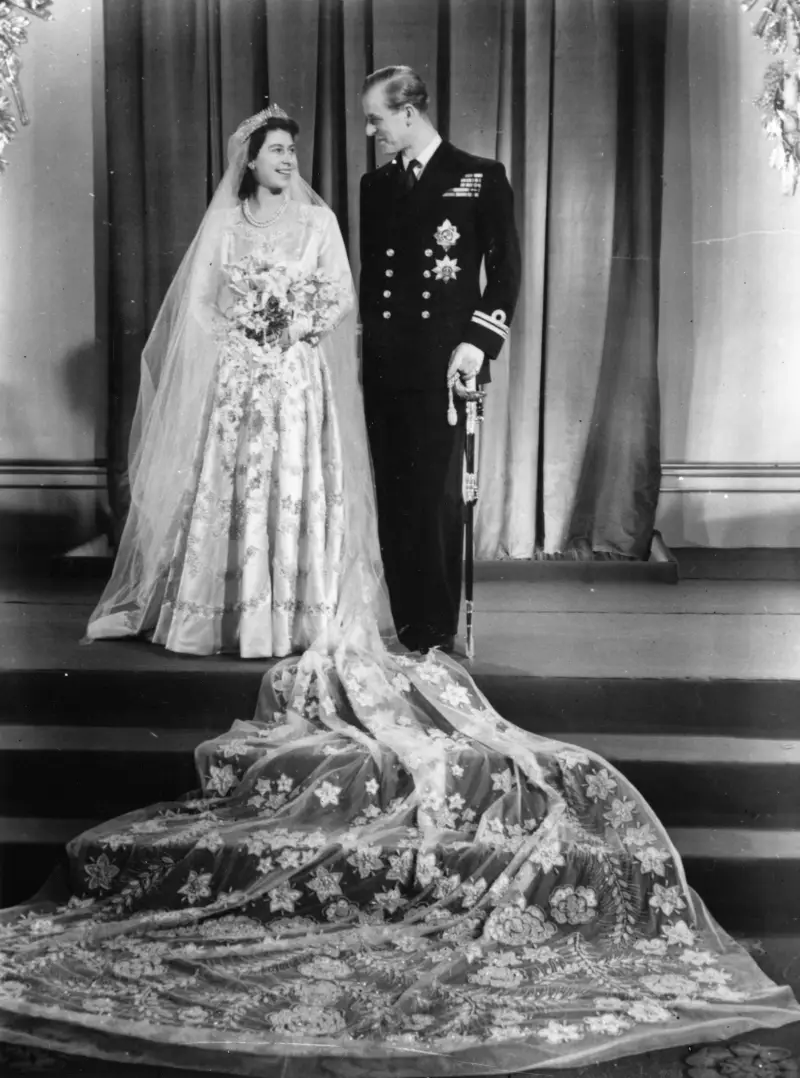 wie viel ist der schmuck der queen wert koenigin elizabeth ii kleider 1947 schwarz weisses foto von queen elizabeth ii und prinz philip hochzeit