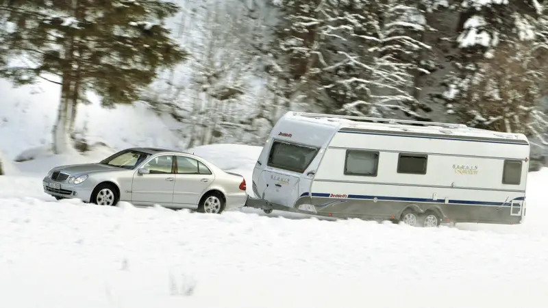 wohnmobil richtig lueften im winter wohnwagen im winter am auto angehaengt
