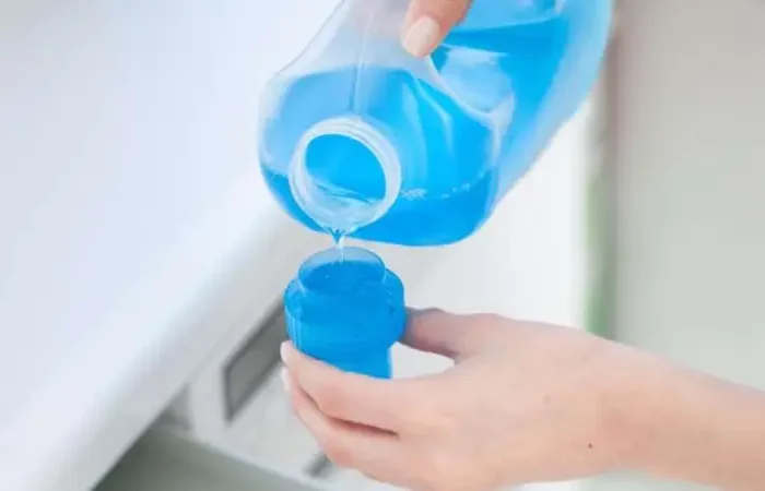 woran erkennt man zu viel waschmittel zu viel waschmittel schaum blaues fluessigwaschmittel giessen
